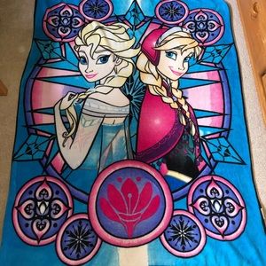Disney’s Frozen Anna and Elsa Throw Blanket